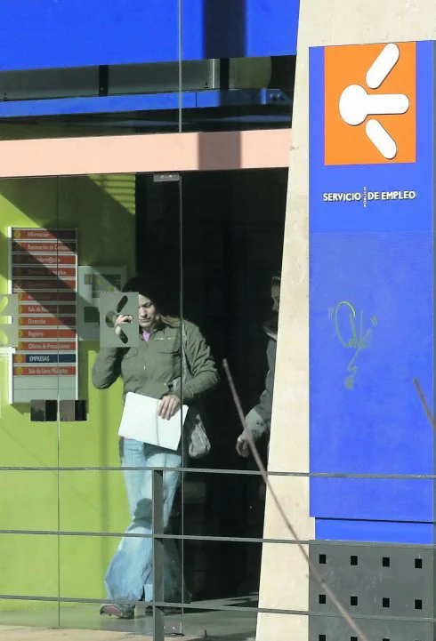 Una persona sale de una oficina de empleo de Gijón. 