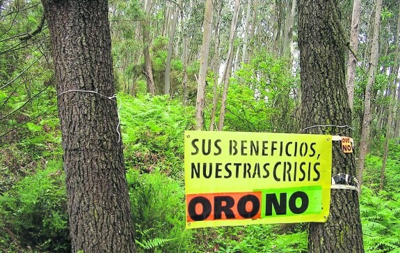 Una de las pancartas contrarias a la mina de oro colocada en el entorno de los lagos de Silva. 