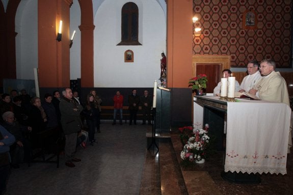 Juan Antonio Menéndez, obispo auxiliar de Oviedo, ofició ayer la misa en Lada. 