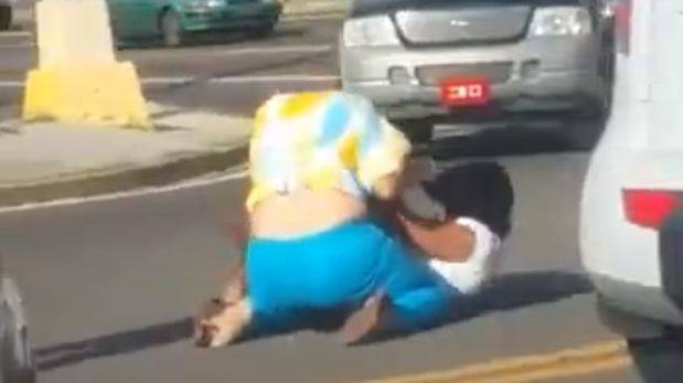 La pelea de dos mujeres que revoluciona las redes