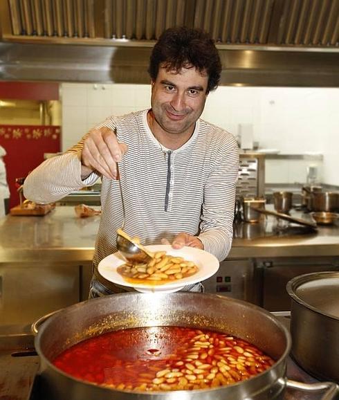 Pepe Rodríguez sirve un plato de fabes en Casa Gerardo.