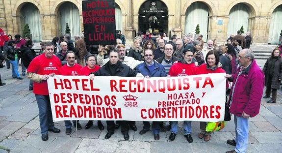 Trabajadores del hotel de La Reconquista reclaman la readmisión de ocho empleados despedidos desde el pasado agosto. Detrás de ellos, representantes de Foro, que les apoyaron en la concentración de ayer. 