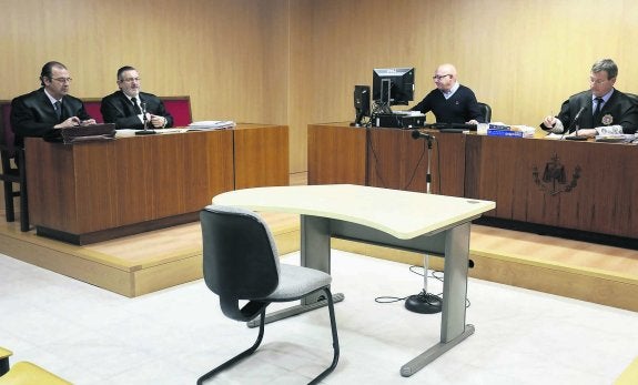 El juez Luis Roda, a la derecha de la imagen, en su notificación del caso. A la izquierda, el abogado de la parte denunciante, Manuel Estrada. 