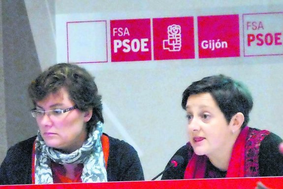 Carmen Sanjurjo y Carmen Saras, secretaria de Igualdad del PSOE gijonés, durante el encuentro celebrado ayer. 