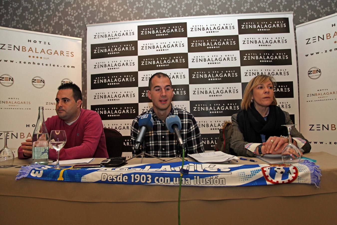 Óscar Rodríguez y Manuel Sierra (asesores de Amber Care Sports, la gestora del Real Avilés) y Esther Llamazares, nueva directora general del club realavilesino. 