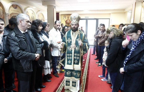 El obispo Timotei, al inicio de la ceremonia, en Gijón. :: JOAQUÍN PAÑEDA