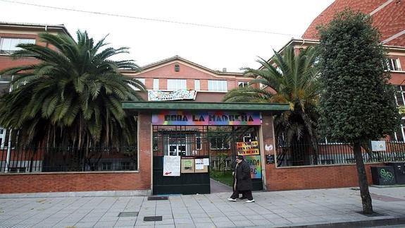 Centro social autogestionado La Madreña en el edificio que albergó la consejería de Sanidad de la calle del General Elorza