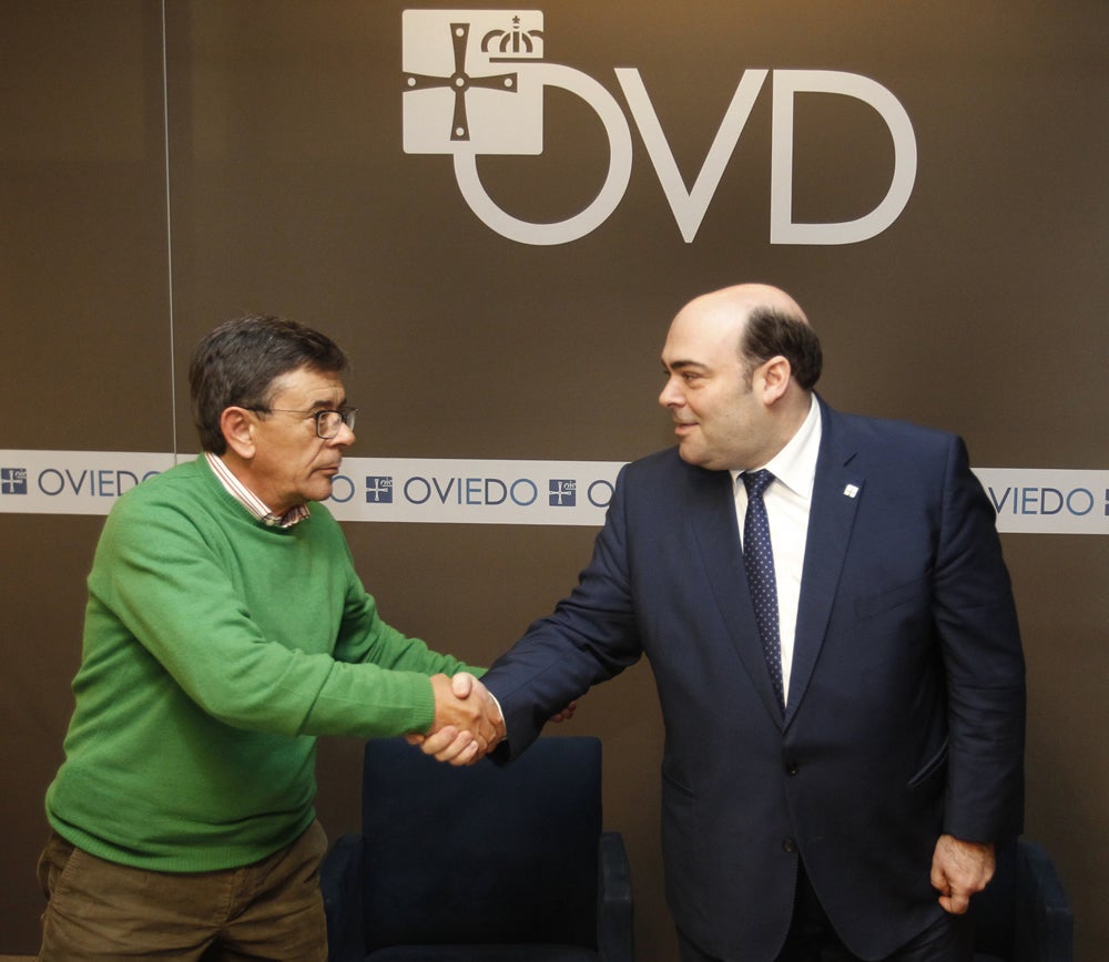 Roberto Sánchez Ramos y Agustín Iglesias Caunedo se dan la mano tras la firma de su nuevo pacto, el segundo. 