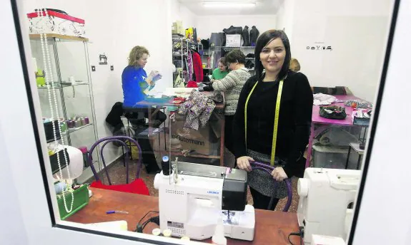 Arriba,Patricia Vázquez en su tienda de la calle de Emilio Tuya de Gijón. En la imagen pequeña, su cliente, Rodrigo Rato. 