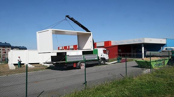 Instalación de aulas provisionales en el colegio Carmen Ruiz Tilve