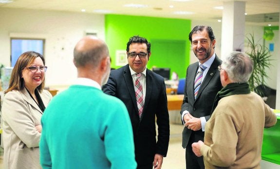 Marta Pérez, directora de Valnalón; Julio Zapico, director general de Comercio y Turismo, y Pedro Luis Fernández, presidente de Fade, de frente a la cámara. 