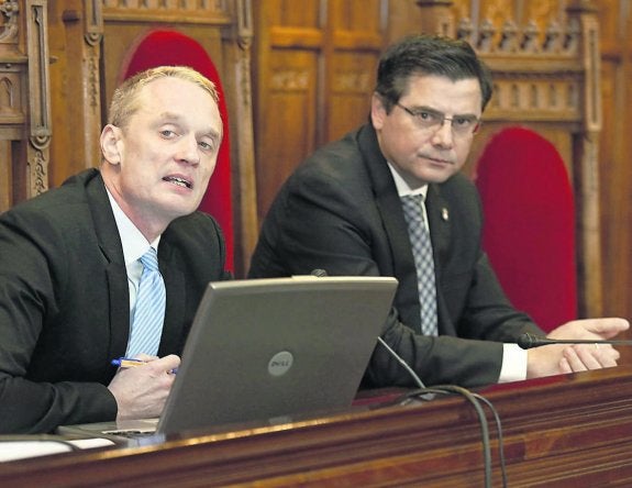 Jurgen Foecking y Pedro Sanjurjo, durante el acto de ayer. 