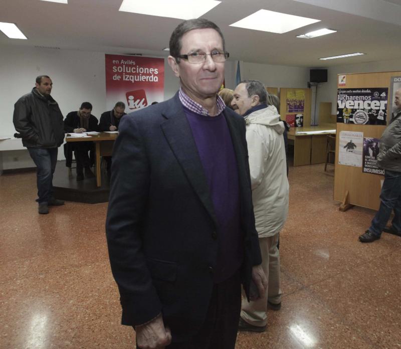 Los dos aspirantes, hoy, en la sede de IU de Avilés.