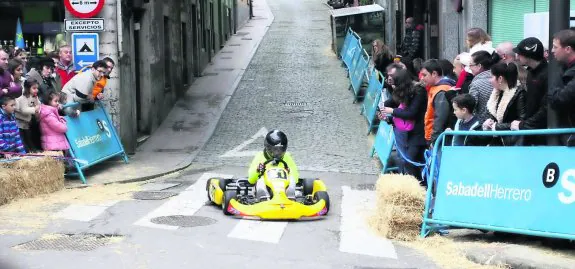 Uno de los vehículos participantes en la prueba, al finalizar el descenso del tramo de La Peña, que congregó numeroso público. 