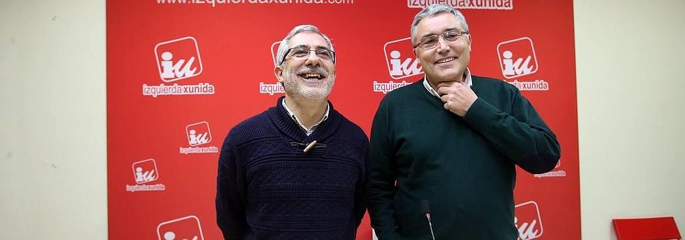 Gaspar Llamazares, en la sede del partido y arropado por parte de su equipo, tras ser proclamado candidato de IU al Principado. 