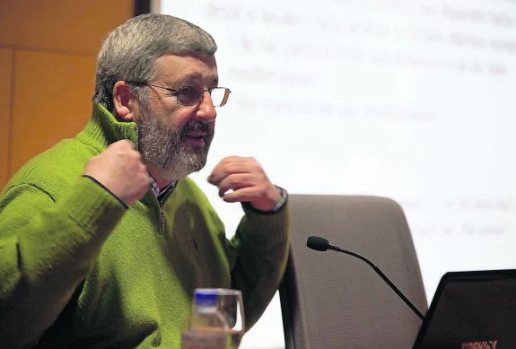 Carlos Nores, zoólogo y profesor en la Universidad de Oviedo. 
