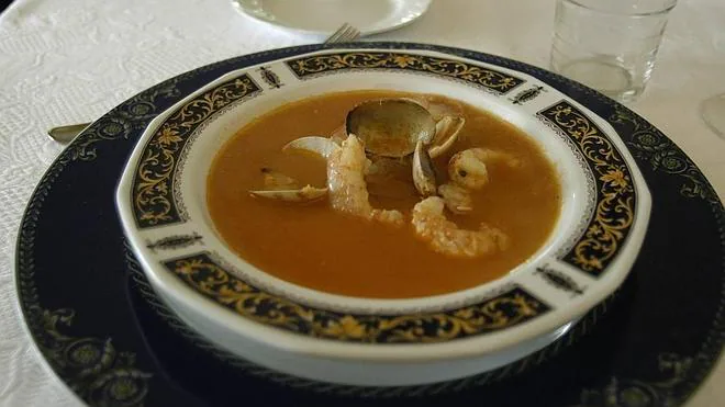 Plato de sopa de marisco en le restaurante Casa Telva.
