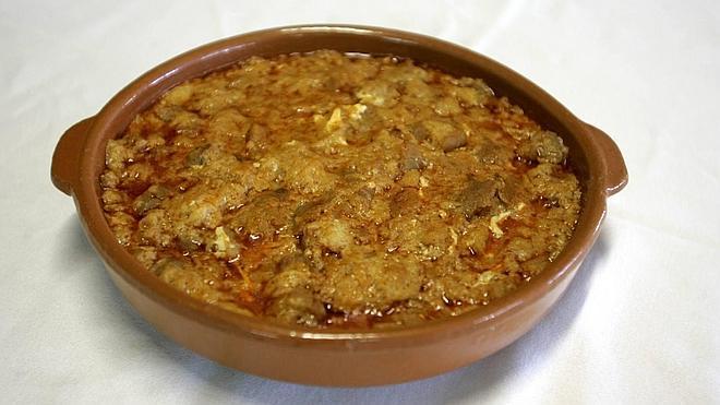 Cazuela de sopa de ajo elaborado por Fernando Fernández Noval, cocinero del restaurante Casa Nando, en Urbiés.
