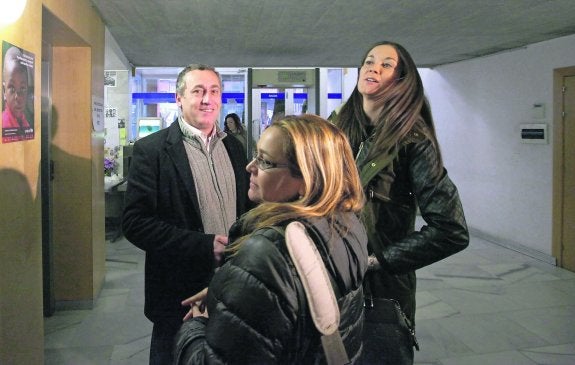 Miguel Ángel Villalba ante su abogada, Concepción Trabado -en primer término-, momentos antes de la declaración de ayer ante la jueza. 