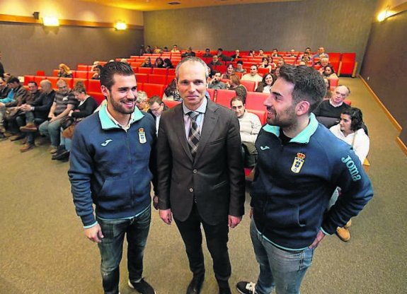 Suárez, Fidalgo y Robles, ayer, antes de
la charla. :: ÁLEX PIÑA