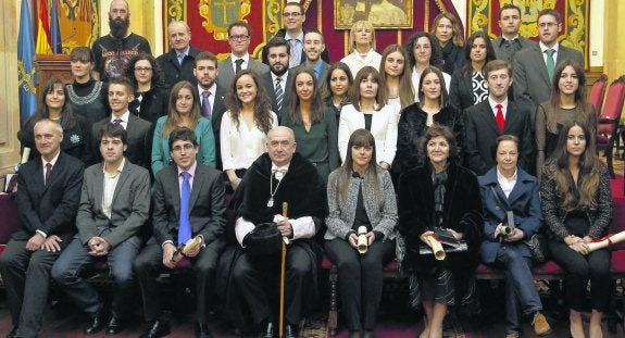 Foto de familia de los 36 premios extraordinarios de 2014, muchos de los cuales estuvieron representados por sus padres. 