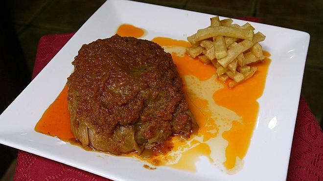 Plato de repollo relleno de carne elaborado en el restaurante sidrería Bedriñana.