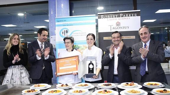 Adela Besteiro, de Casa Hortensia, aplaudida al recibir su premio. 