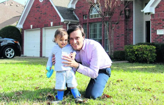 Carlos González, con su hijo Nicolás, en su casa de Austin.