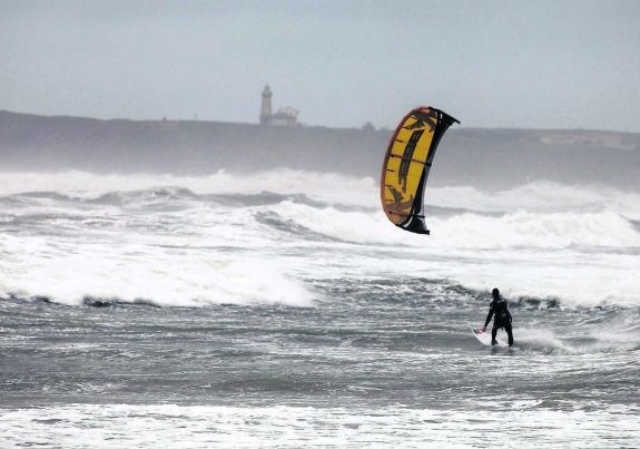 Un joven practica kite surf en la playa de Salinas. 