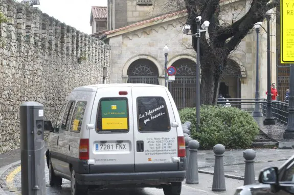 Una furgoneta se adentra en el barrio alto por el Campo Valdés con las cámaras a su derecha. 