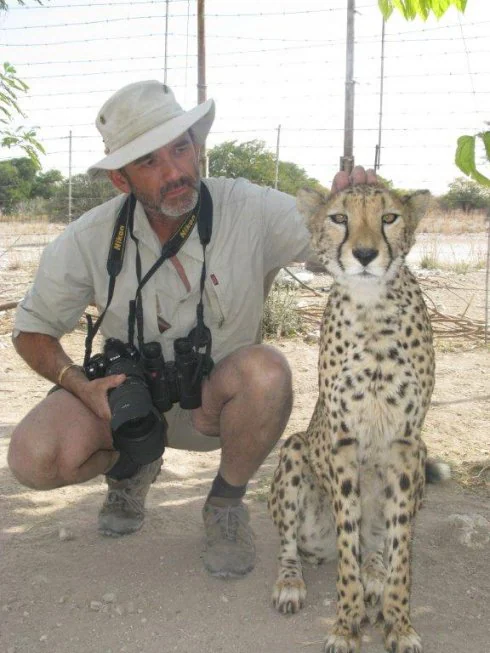 Fernando Ibáñez acaricia un guepardo en Namibia. 