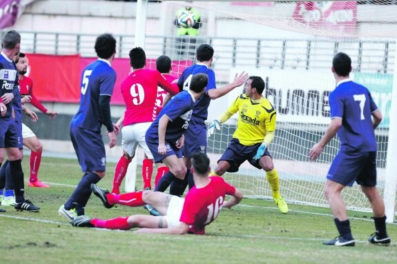 El balón se introduce en la portería marinista tras el remate de Javi Flores, que supuso el 1-0. 