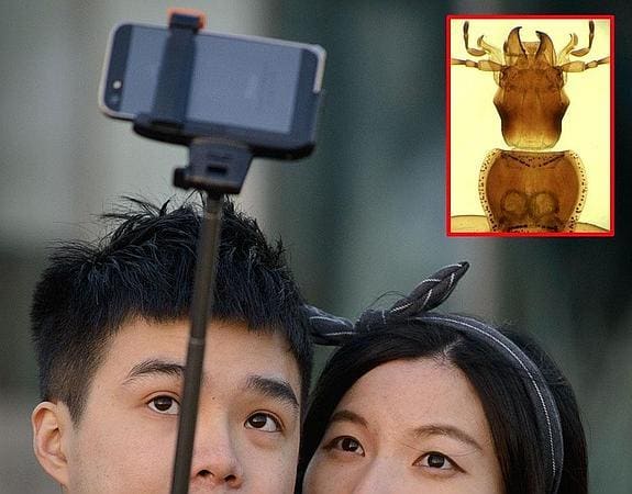 Dos turistas japoneses se hacen un 'selfie'.