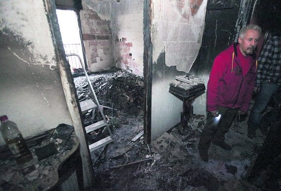 García, en la puerta de entrada de la casa, junto a la habitación en que se originó el fuego. 