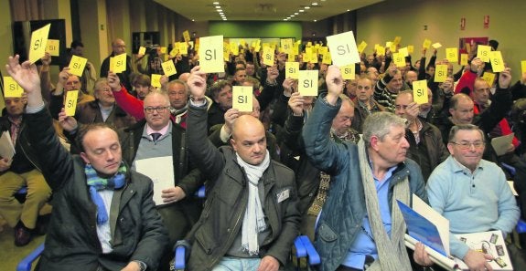 Instante en el que la asamblea, en uno de los salones de la Universidad Laboral, vota a favor de parar el fútbol en el Principado. 