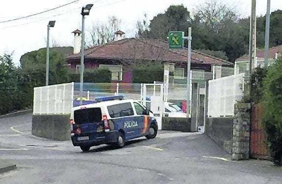 La Policía Nacional de Santander entrando en el cuartel de Llanes tras la detención del vehículo. 