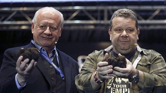 Juan Echanove y Alberto Chicote durante la subasta de trufas.