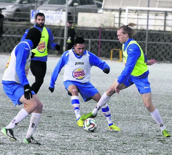 Kimmo Hovi controla el balón ante Ito, con Fassani -con la braga tapándole la cara- y Dani Laviana atentos a la jugada.