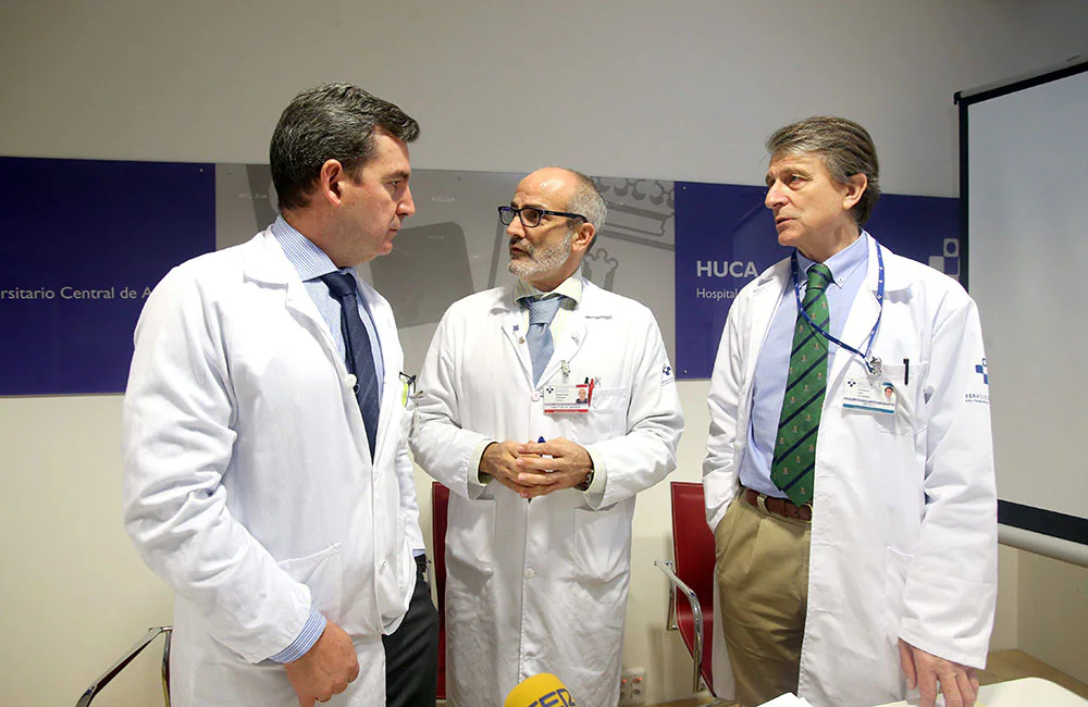 De izquierda a derecha, Julio Pascual, director del Área de Neurociencias del HUCA, junto a Miguel Rodríguez, director médico del hospital y Fernando Seijo, jefe de Neurocirugía. 