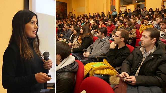 La joven Alba Morell, dirigiéndose a un Aula Magna atiborrada de alumnos. 