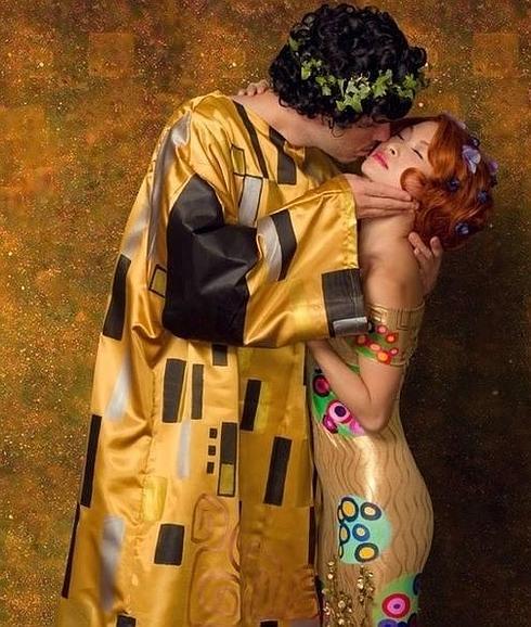 'El beso' de Klimt, reinterpretado a modo de disfraz