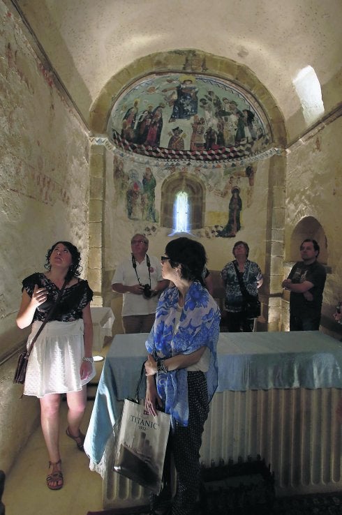 Visita guiada en la iglesia de San Vicente de Serrapio dentro del programa 'Aller Adictos'. 