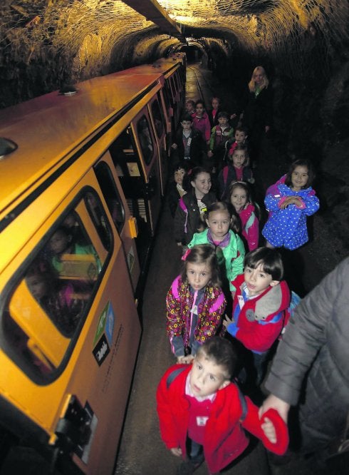 Un grupo de niños, en el tren del Ecomuseo. 