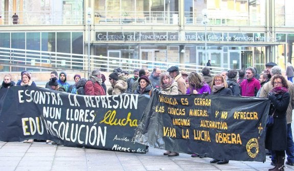 La concentración en apoyo a los acusados, ayer, frente a los juzgados de Oviedo. 