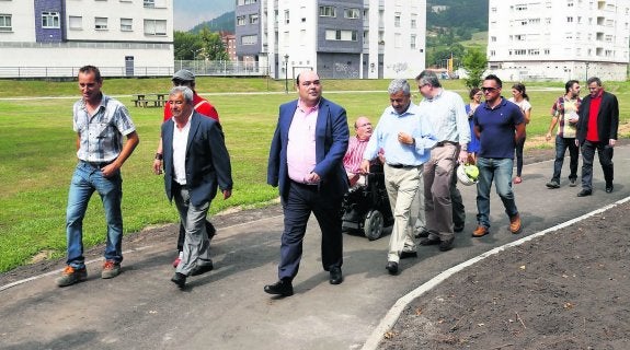 El alcalde, con técnicos municipales y vecinos de la zona, visitó la obra en julio. 