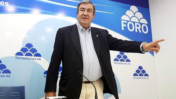 El presidente de Foro Asturias, Francisco Álvarez-Cascos en una rueda de prensa tras finalizar la comisión directiva del partido.