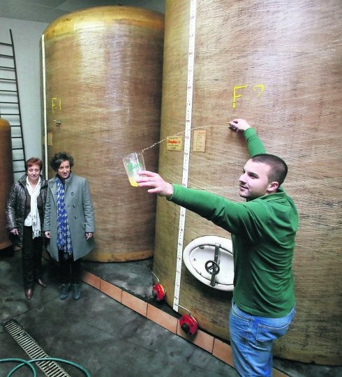 María del Mar Camblor, junto a la alcaldesa, mientras escancian un culín, en su llagar, donde recibió ayer el premio. 