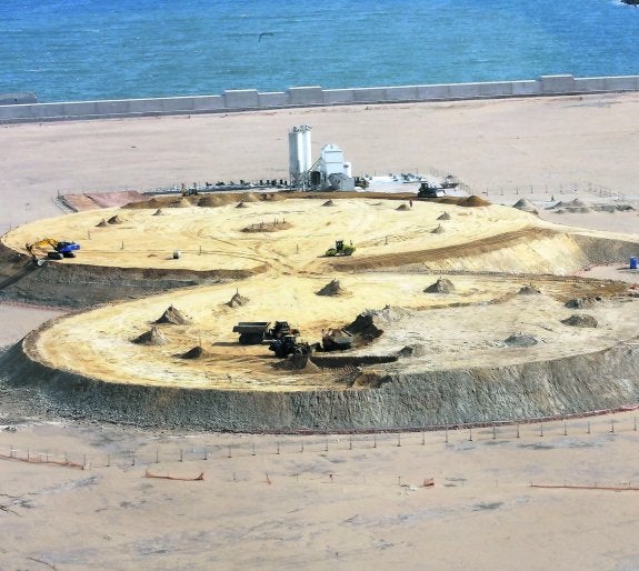 Obras de ampliación de El Musel, en marzo de 2010, vistas desde la Campa Torres. 