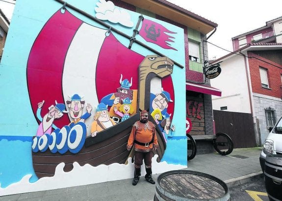 Mural con barco vikingo en el Bar Abella. 