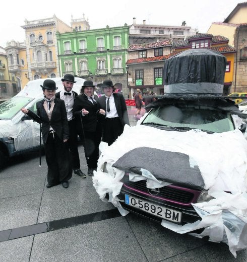 Uno de los equips participantes en la Ginkana Automovilística de Antroxu, organizada por la Escudería Avilesina. 